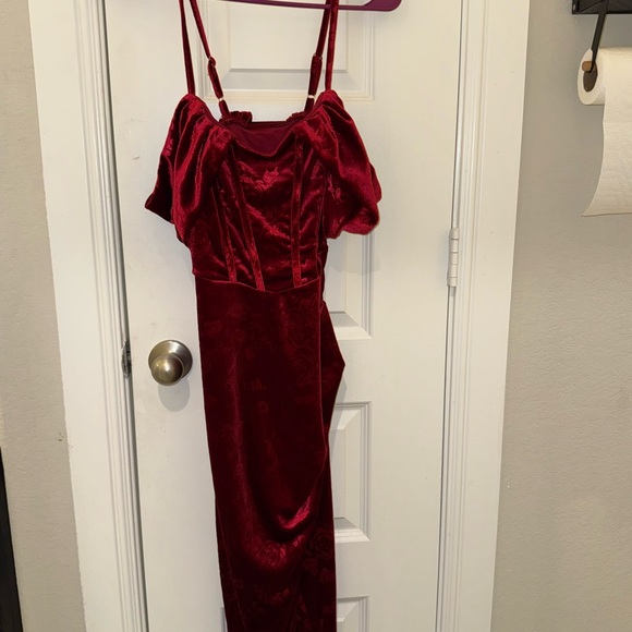 Elegant Burgundy Off-Shoulder Dress - Picture 2 of 3